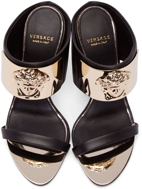 außergewöhnliche versace medusa köpfe|Versace Medusa detail round heels.